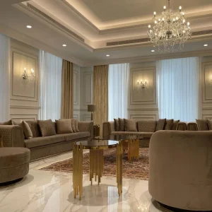 أثاث خشبي منحوت يضيف دفئا إلى جلسة مجلس عربي أثاث خشبي منحوت يضيف دفئا إلى جلسة مجلس عربي