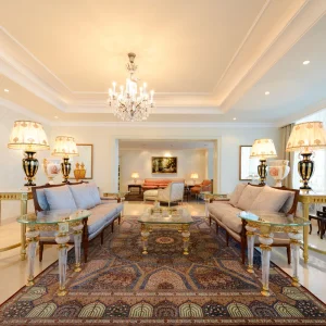 تصميم داخلي كلاسيكي مع ثريات وزخارف خشبية يدوية تصميم داخلي كلاسيكي مع ثريات وزخارف خشبية يدوية