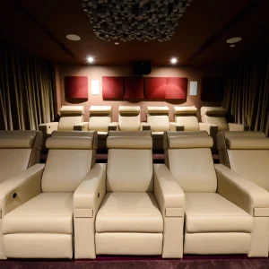 تصميم داخلي لغرفة سينما منزلية فاخرة تصميم داخلي لغرفة سينما منزلية فاخرة
