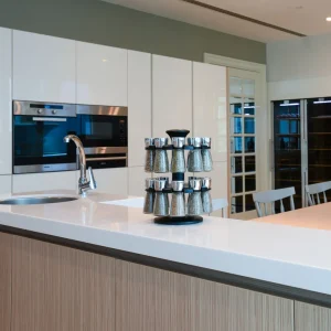 تصميم داخلي لمطبخ حديث بديكور أنيق تصميم داخلي لمطبخ حديث بديكور أنيق