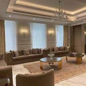 خط عربي تقليدي يزين الجدران ويضيف طابعا ثقافيا للمجلس