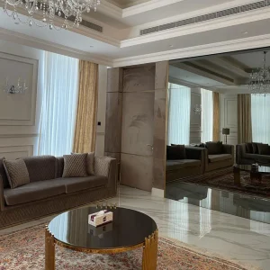 سجاد مزخرف يثبت المساحة ويعزز طابع الديكور التقليدي سجاد مزخرف يثبت المساحة ويعزز طابع الديكور التقليدي