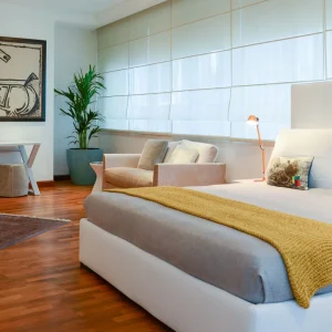 غرفة نوم مينيمال بتصميم داخلي هادئ غرفة نوم مينيمال بتصميم داخلي هادئ