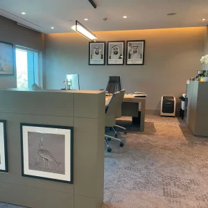 مكتب المدير التنفيذي بإطلالات واسعة تعزز التركيز مكتب المدير التنفيذي بإطلالات واسعة تعزز التركيز
